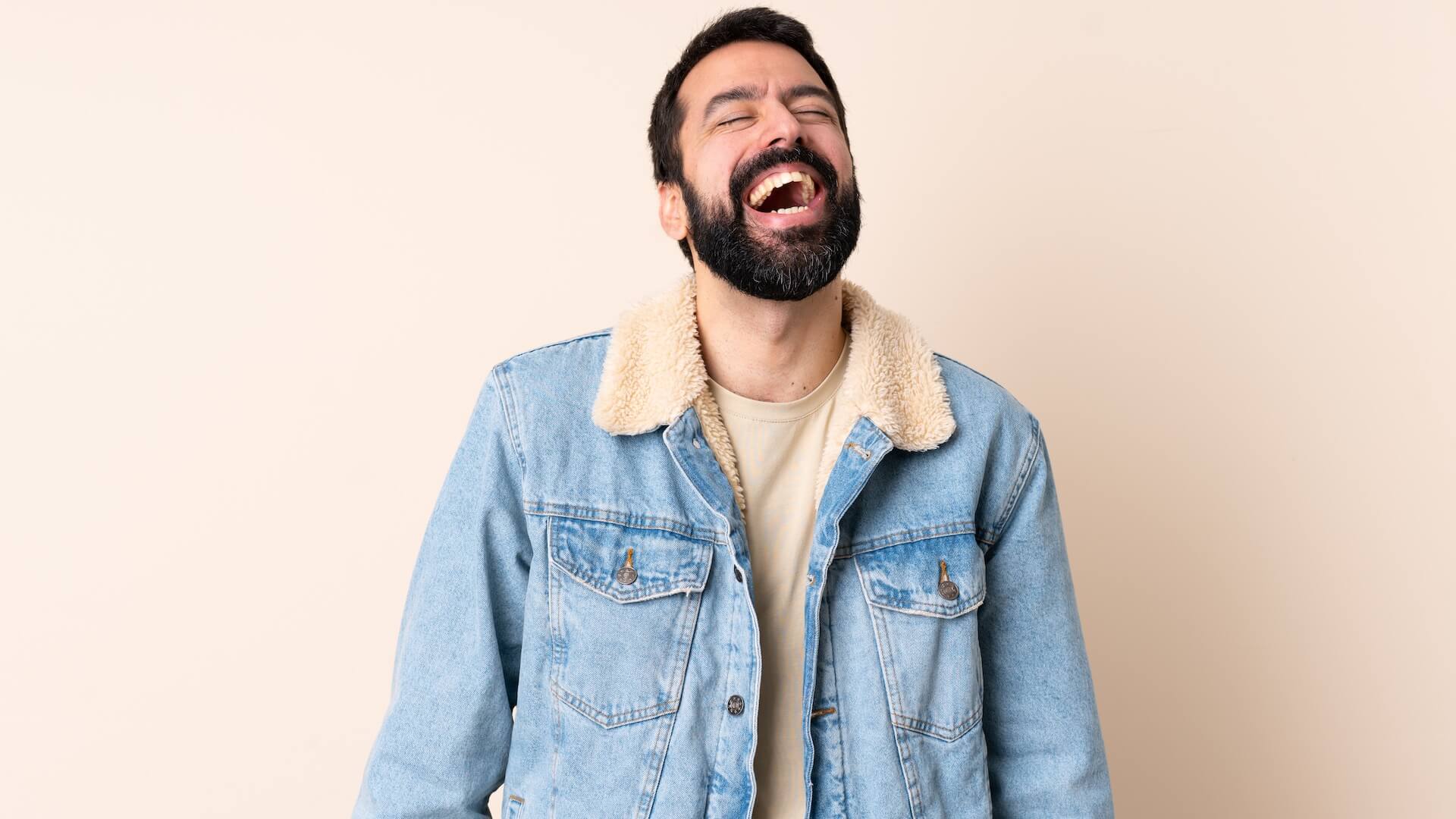 Birinin yüksek sesle tek başına gülmesi ne anlama gelir, psikoloji açısından açıklaması