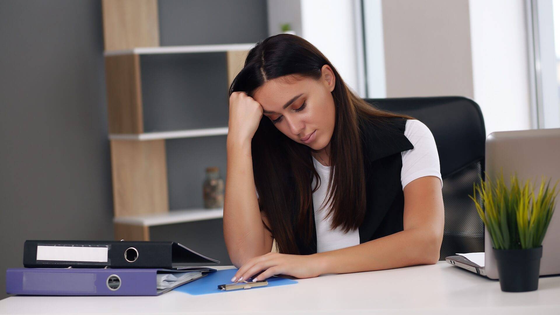 İş Yerinde Görünmez Hissetmek: Dikkat Edilmesi Gereken İnce Çizgiler